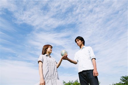 dúo - Couple Standing in Park Holding Globe Foto de stock - Con derechos protegidos, Código: 859-03782069