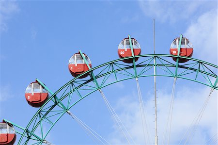 spokes - Ferris Wheel against Blue Sky Foto de stock - Con derechos protegidos, Código: 859-03782089