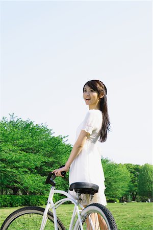 Japanese Young Woman with Bicycle in Park Foto de stock - Con derechos protegidos, Código: 859-03782225