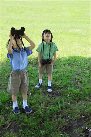 simsearch:859-03782354,k - Twins Standing in Park with Binoculars Fotografie stock - Rights-Managed, Codice: 859-03782324