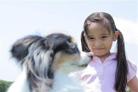 sinceridad - Girl Looking at  her Dog Foto de stock - Con derechos protegidos, Código: 859-03782339