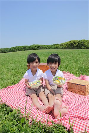 Twins Eating Lunch Together in Park Foto de stock - Con derechos protegidos, Código: 859-03782362