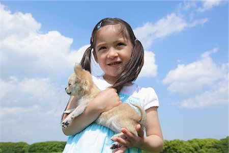 simsearch:632-06118577,k - Fille avec son petit chien dans le parc Photographie de stock - Rights-Managed, Code: 859-03782384