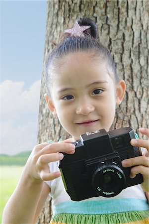 simsearch:859-03782433,k - Girl Holding Camera Stock Photo - Rights-Managed, Code: 859-03782419