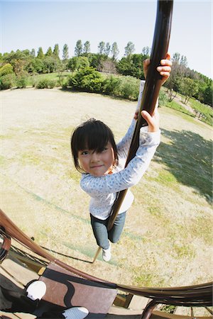 simsearch:859-03885419,k - Girl Climbing On Pole Foto de stock - Direito Controlado, Número: 859-03805770