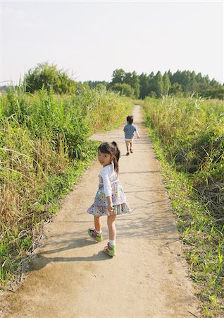 Children Walking On Rural Walkway Foto de stock - Con derechos protegidos, Código: 859-03805807