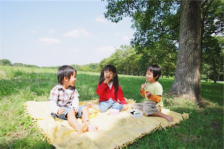 simsearch:614-06896713,k - Children Eating Food in Park Stock Photo - Rights-Managed, Code: 859-03805836