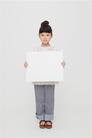 shower kid - Smiling Girl Holding Whiteboard Foto de stock - Con derechos protegidos, Código: 859-03806054