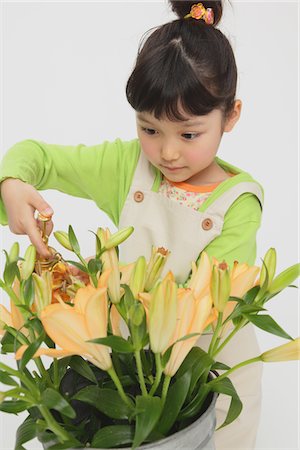 simsearch:859-03806037,k - Japanese Girl Watering Flowers Foto de stock - Con derechos protegidos, Código: 859-03806075