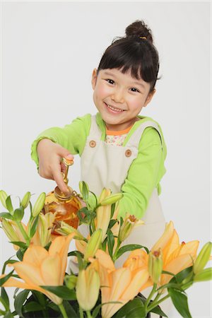 simsearch:614-08874225,k - Japanese Girl Watering Flowers Foto de stock - Con derechos protegidos, Código: 859-03806076