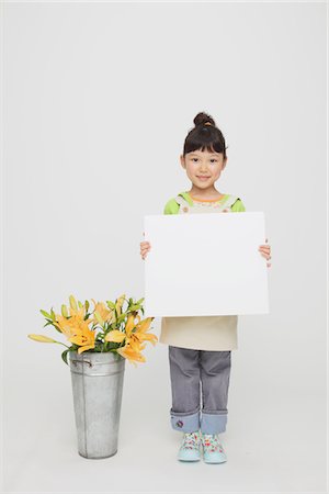 simsearch:649-06717570,k - Girl Holding Placard with Bucket of Flowers Foto de stock - Con derechos protegidos, Código: 859-03806077