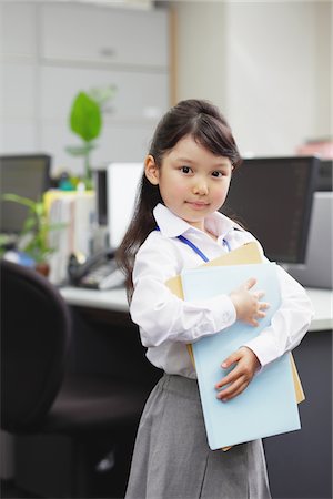 escritorio (pantalla del monitor) - Girl as Office Worker Holding Document Folder Foto de stock - Con derechos protegidos, Código: 859-03806185