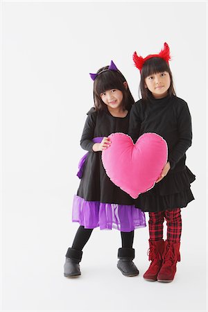 fée - Deux jeunes filles en Costume d'Halloween tenant à cœur Photographie de stock - Rights-Managed, Code: 859-03806307