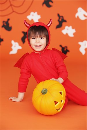 simsearch:859-03982433,k - Garçon déguisé en diable avec citrouille Photographie de stock - Rights-Managed, Code: 859-03806348