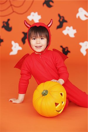 simsearch:693-06121395,k - Boy Dressed Up As Devil with Pumpkin Foto de stock - Direito Controlado, Número: 859-03806348