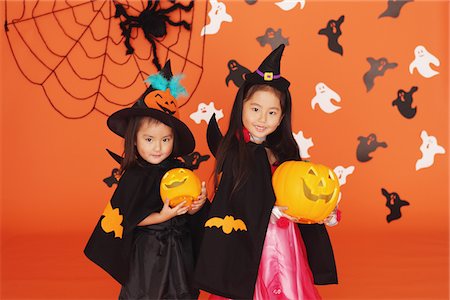 plaisanter - Deux jeunes filles en Costume pour l'Halloween Photographie de stock - Rights-Managed, Code: 859-03806349