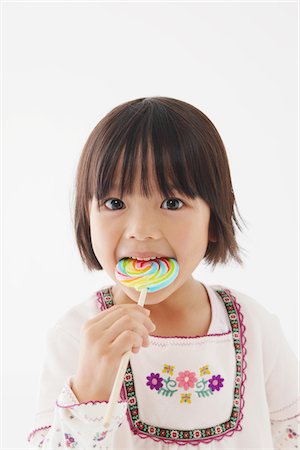 simsearch:859-03038099,k - Japanische Mädchen essen Lollipop Stockbilder - Lizenzpflichtiges, Bildnummer: 859-03806341