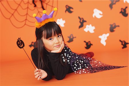 simsearch:859-03806381,k - Jeune fille en Costume pour l'Halloween, tenant la baguette magique Photographie de stock - Rights-Managed, Code: 859-03806357