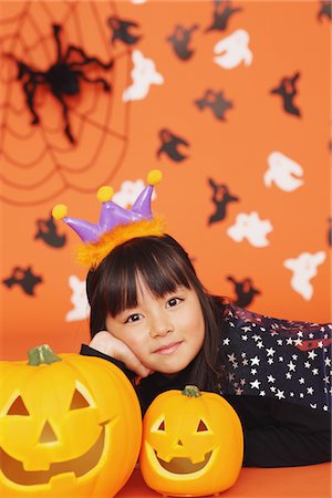 simsearch:859-03982433,k - Jeune fille en Costume pour l'Halloween avec citrouille Photographie de stock - Rights-Managed, Code: 859-03806359