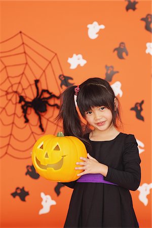 Girl Dressed In Costume for Halloween Holding Pumpkin Foto de stock - Con derechos protegidos, Código: 859-03806374