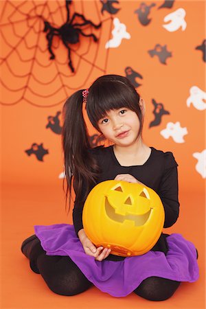 simsearch:859-03982433,k - Jeune fille habillée en Costume pour Halloween tenue citrouille Photographie de stock - Rights-Managed, Code: 859-03806377
