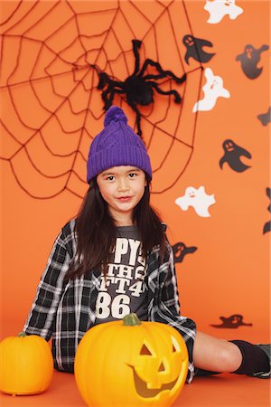 Girl dressed up for Halloween with Pumpkin Foto de stock - Con derechos protegidos, Código: 859-03806379