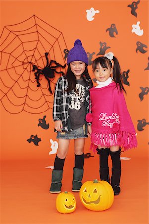 Girls dressed up for Halloween Standing with Pumpkin Foto de stock - Con derechos protegidos, Código: 859-03806380