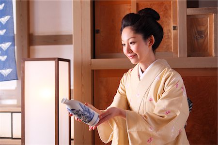 sake - Japanische Dame im traditionellen Kimono Stockbilder - Lizenzpflichtiges, Bildnummer: 859-03811260