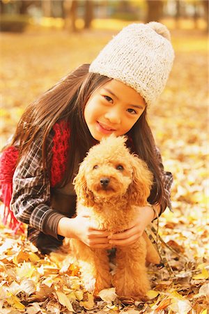 sympathique - Fille avec un chien caniche en feuilles Photographie de stock - Rights-Managed, Code: 859-03839390