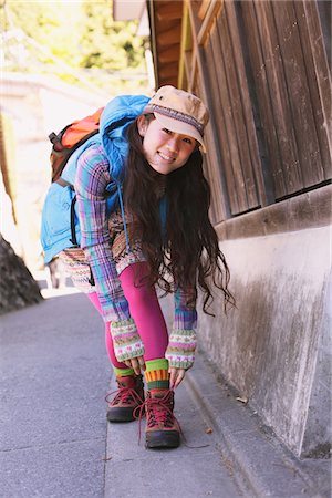 exploradora - Backpack Woman Adjusting Her Shoes Foto de stock - Con derechos protegidos, Código: 859-03839452