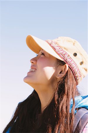 forscherin (expedition) - Young Woman Smiling And Looking Up In Sky Foto de stock - Con derechos protegidos, Código: 859-03839461