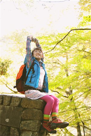 simsearch:859-03755499,k - Jeune femme assise sur le mur dans l'environnement qui entoure Photographie de stock - Rights-Managed, Code: 859-03839495