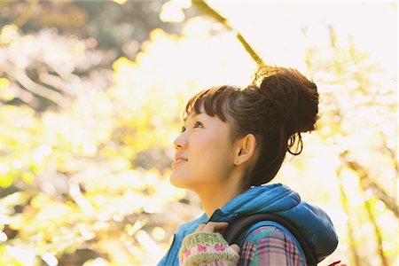 esploratrice - Young Woman Looking Up While Hiking Fotografie stock - Rights-Managed, Codice: 859-03839490