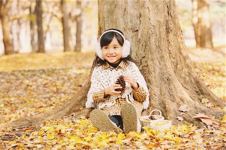 simsearch:859-03885419,k - Small Girl Enjoying In Autumn Foliage Foto de stock - Direito Controlado, Número: 859-03839577