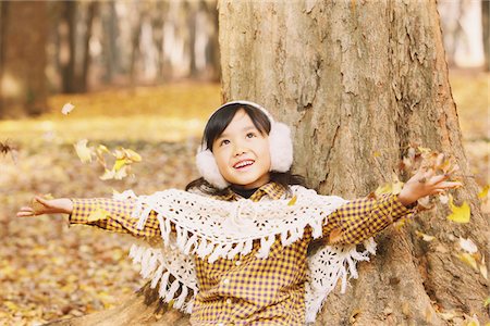simsearch:859-03839335,k - Happy Girl Throwing Autumn Leaves Foto de stock - Con derechos protegidos, Código: 859-03839578