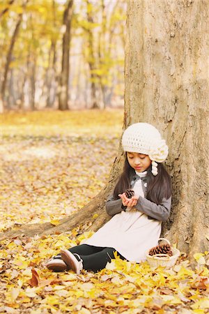 simsearch:859-03885419,k - Little Girl Looking At Pine Cone Fotografie stock - Rights-Managed, Codice: 859-03839579