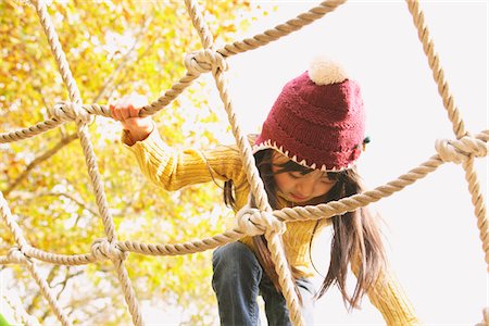 rede (material) - Girl Climbing On Ropes Foto de stock - Direito Controlado, Número: 859-03839642