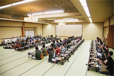 simsearch:614-06442521,k - Personnes griller dans la salle de Banquet de Ryokan Photographie de stock - Rights-Managed, Code: 859-03839716