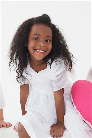simsearch:859-03839825,k - Afrikanische Mädchen lächelnd Studioaufnahme Stockbilder - Lizenzpflichtiges, Bildnummer: 859-03839780