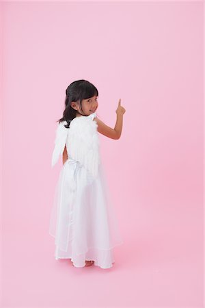 engelhaft - Mädchen tragen Winkel Kostüm Stockbilder - Lizenzpflichtiges, Bildnummer: 859-03839809
