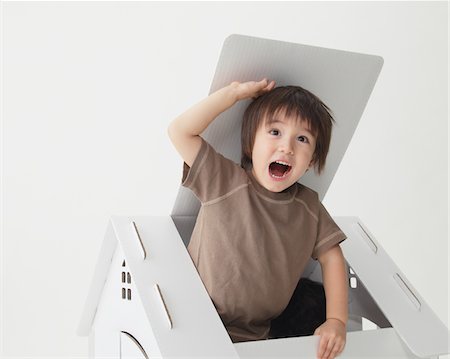 schelmisch - Boy In A Little House Foto de stock - Con derechos protegidos, Código: 859-03839831