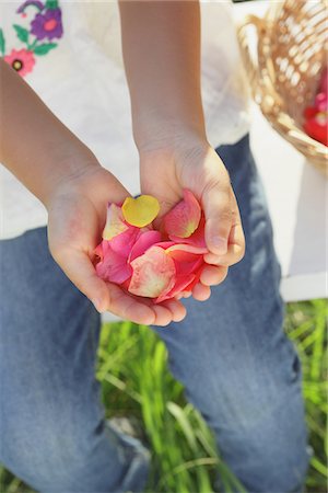 simsearch:859-03839444,k - Girl Holding Flower Petals Stock Photo - Rights-Managed, Code: 859-03839870