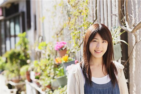 simsearch:859-03780079,k - Japonaise adolescente debout près d'un mur de maison Photographie de stock - Rights-Managed, Code: 859-03839890