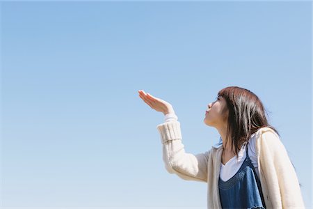 simsearch:859-03730657,k - Japanese Teenage Girl Against Blue Blowing Foto de stock - Con derechos protegidos, Código: 859-03839907