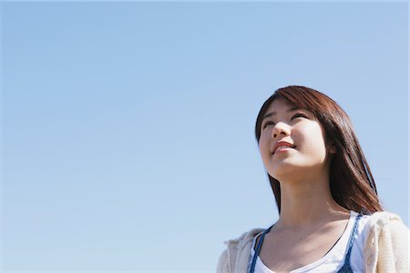 Fille japonaise à la recherche vers le haut dans le ciel Photographie de stock - Rights-Managed, Code: 859-03839909