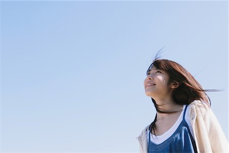 positif - Japonais adolescente sur fond de ciel bleu Photographie de stock - Rights-Managed, Code: 859-03839902