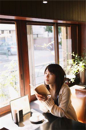 simsearch:695-05768319,k - Fille japonaise assis dans un Restaurant tenue livre Photographie de stock - Rights-Managed, Code: 859-03839945