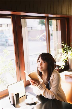 simsearch:695-05768319,k - Fille japonaise assis dans un Restaurant tenue livre Photographie de stock - Rights-Managed, Code: 859-03839946