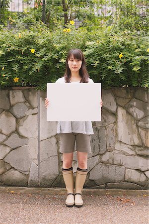 Young adult Woman holding White board Stockbilder - Lizenzpflichtiges, Bildnummer: 859-03840054
