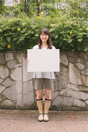 simsearch:859-06537774,k - Young adult woman holding White board Fotografie stock - Rights-Managed, Codice: 859-03840053